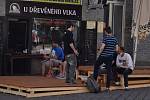 Někteří už v pondělí v centru Brna poseděli na zahrádce, přestože rozvolnění má přijít až v dalších dnech. 