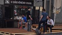 Někteří už v pondělí v centru Brna poseděli na zahrádce, přestože rozvolnění má přijít až v dalších dnech. Foto: Deník/Denisa Trnková