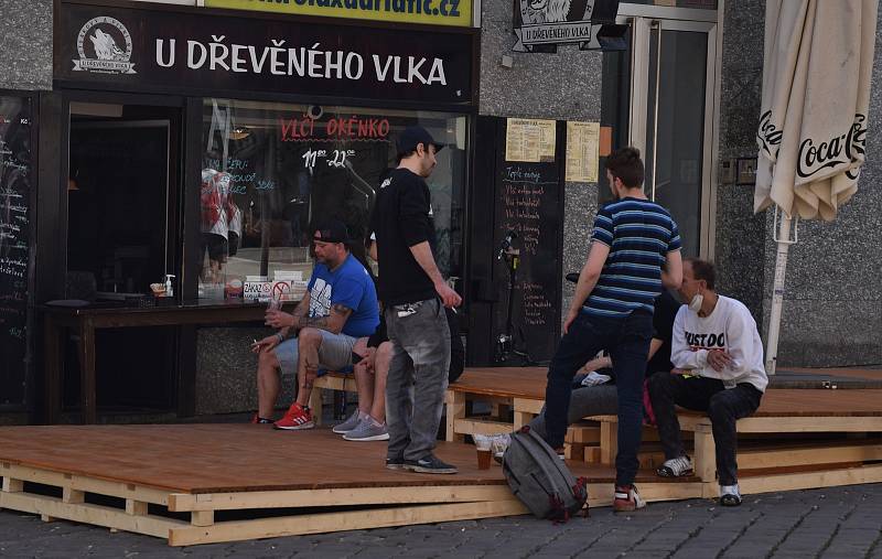 Někteří už v pondělí v centru Brna poseděli na zahrádce, přestože rozvolnění má přijít až v dalších dnech. Foto: Deník/Denisa Trnková