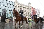 Policejní jezdci na koních šli jen krátkou trasu přes hlavní nádraží na náměstí Svobody a pak zpět.