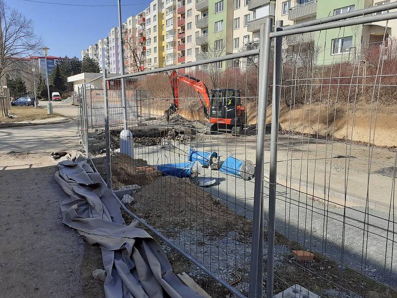 V Synkově ulici v brněnské Líšni stále chybí chodník. Lidé musí využít provizorní cestu po trávníku.