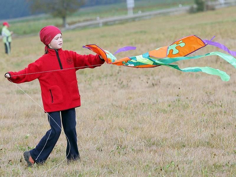 V neděli odpoledne uspořádalo Sdružení volného času na poli mezi Husovou ulící a lesem Křiby drakiádu.