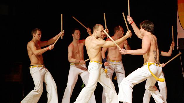 Brněnská skupina Grupo Candeias předvedla brazilské bojové umění capoeira.