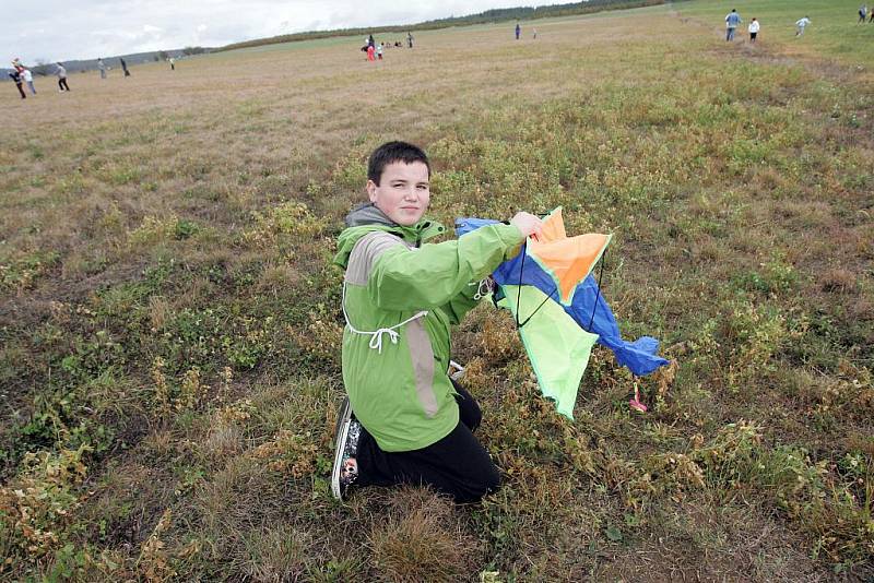 V neděli odpoledne uspořádalo Sdružení volného času na poli mezi Husovou ulící a lesem Křiby drakiádu.