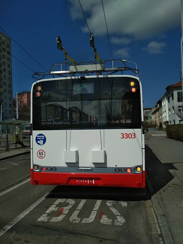 Několik desítek kilometrů bez trolejí ujede nový parciální trolejbus Dopravního podniku města Brna. Díky bateriím.