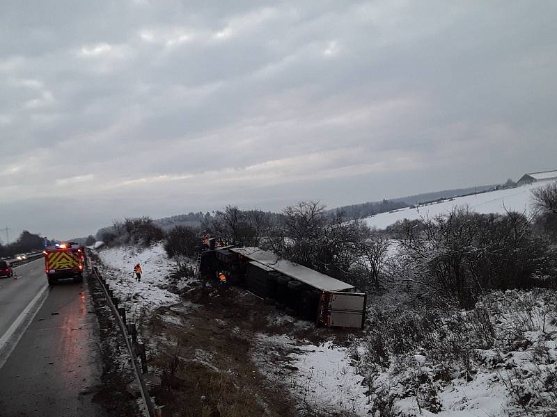 Na 173. kilometru D1 ve směru na Brno skončil v sobotu kamion mimo vozovku.