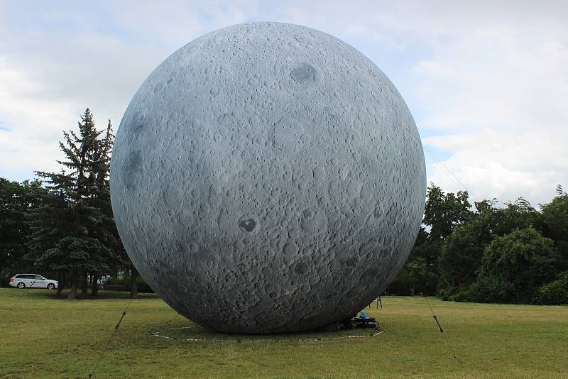 Desetimetrový model Měsíce - lunalón. Je v brněnském parku na Kraví hoře.