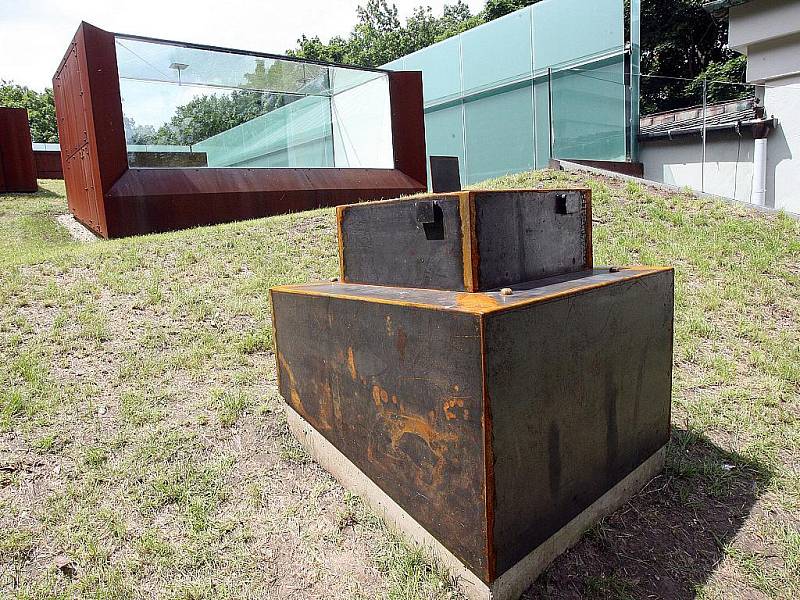 Výstava v moderním pavilonu Památníku Mohyla míru.