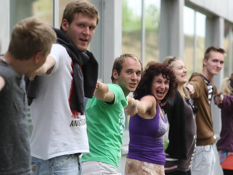 Studenti Provozně ekonomické fakulty Mendelovy univerzity v Brně se ve čtvrtek pokusili překonat rekord a obejmout v co největším počtu jednu z budov. Bylo jich kolem sto sedmdesáti.