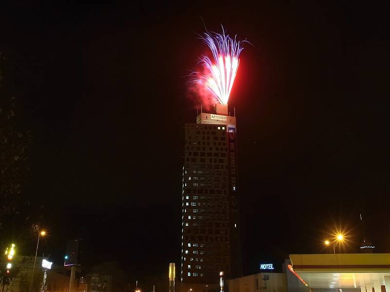 Dva ohňostroje z brněnského hradu Špilberk a z nejvyšší české budovy AZ Tower zakončily oslavy šedesátin hokejové Komety Brno.