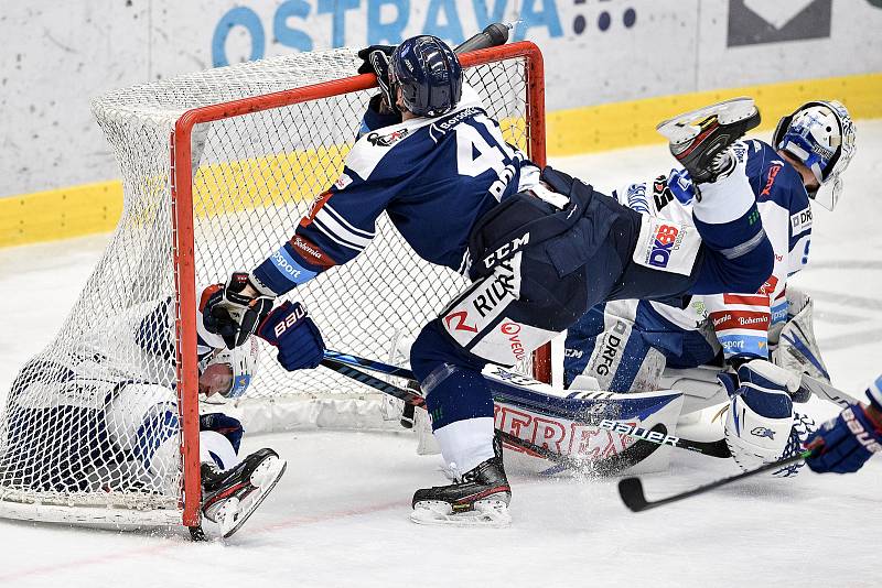 Utkání předkola play off hokejové extraligy - 5. zápas: HC Vítkovice Ridera - HC Kometa Brno, 16. března 2021 v Ostravě. (zleva) Tomáš Bartejs z Brna a Roman Polák z Vítkovic.