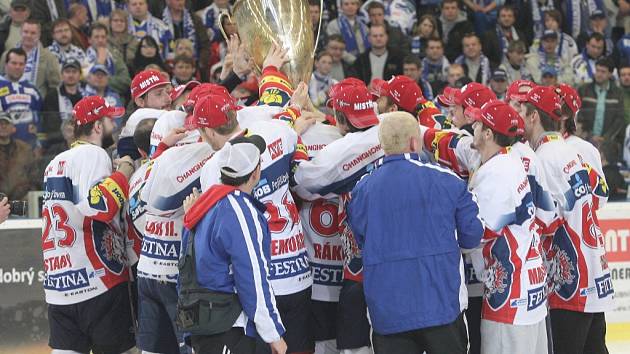 Dokonáno. Pardubice slaví extraligový titul.