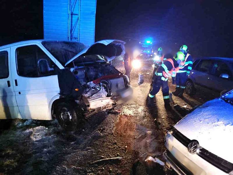 Jeden zraněný zůstal po nehodě hned tří aut najednou v Holubicích.
