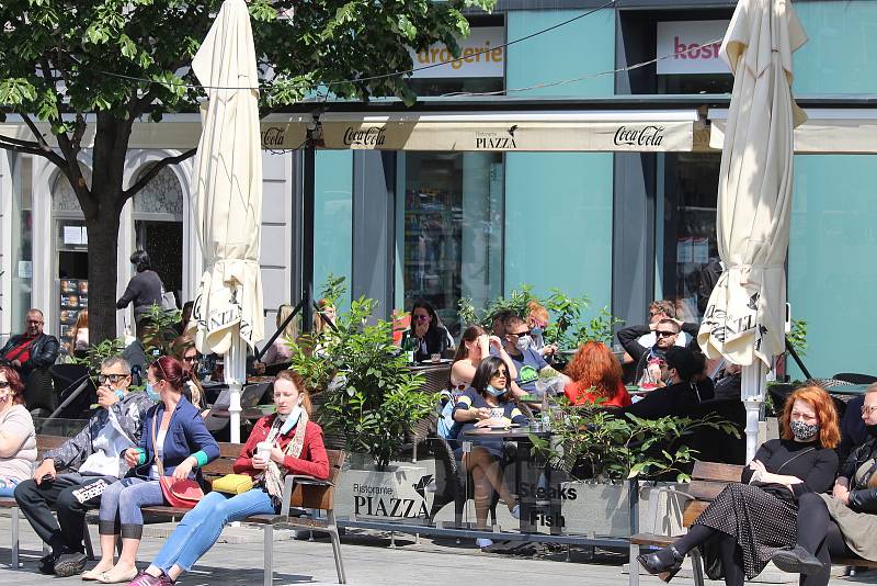 V neděli odpoledne - v poslední den stavu nouze kvůli koronaviru - se brněnské zahrádky před restauracemi, kavárnami a hospodami zaplnily v letním počasí lidmi.