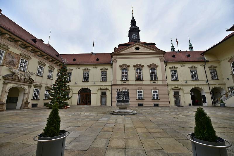 Sál Rady na nové radnici v Brně získal po rekonstrukci novou podobu.