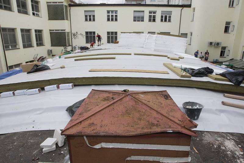 Oprava střechy brněnského Divadla Bolka Polívky má zlepšit ovzduší v sále. Ve středu přišel práci dělníků zkontrolovat i Bolek Polívka.