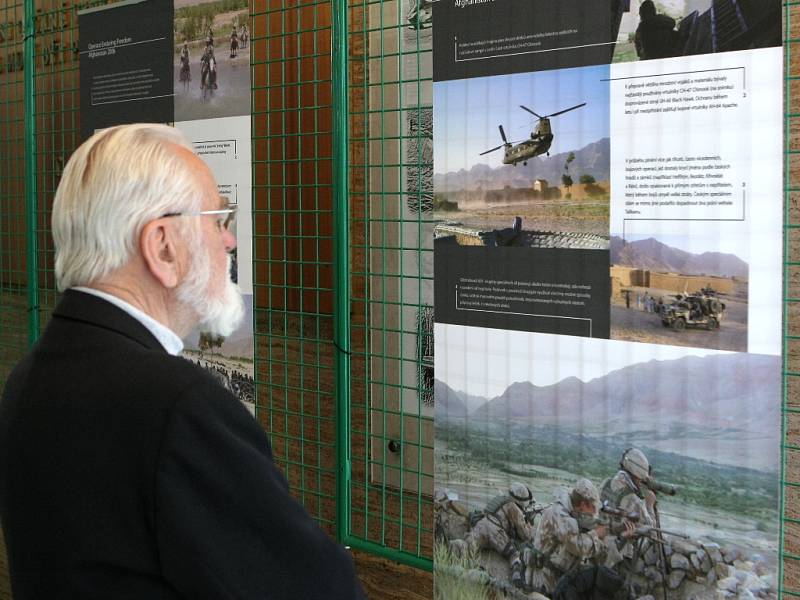 Chceme zabránit, aby se hrůzy, které se dosud odehrávají za hranicemi naší republiky, dostaly až k nám. Raději budeme se zlem bojovat tam než u nás doma. Tak zní motto výstavy Dum Spiro Spero, kterou si mohou lidé prohlédnout ve vestibulu budovy brněnské 