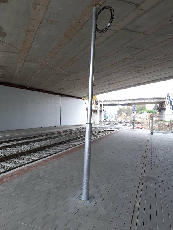 Přístřešek brněnské tramvajové zastávky Osová pod mostem zmizel.