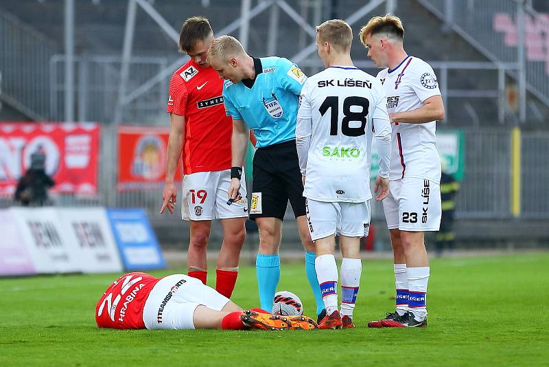 Fotbalisté Zbrojovky (v červeném) prohráli v derby s Líšní 1:3