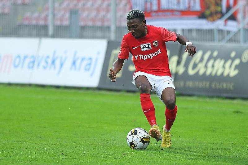 Brněnští fotbalisté (v červeném) na domácím trávníku zdolali Liberec 3:0.