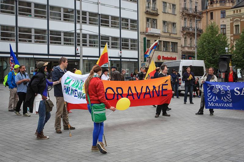 Lidé protestovali na brněnském náměstí Svobody proti anglickému označení Czechia pro Českou republiku v zahraničí. Akci uspořádala politická strana Moravané.