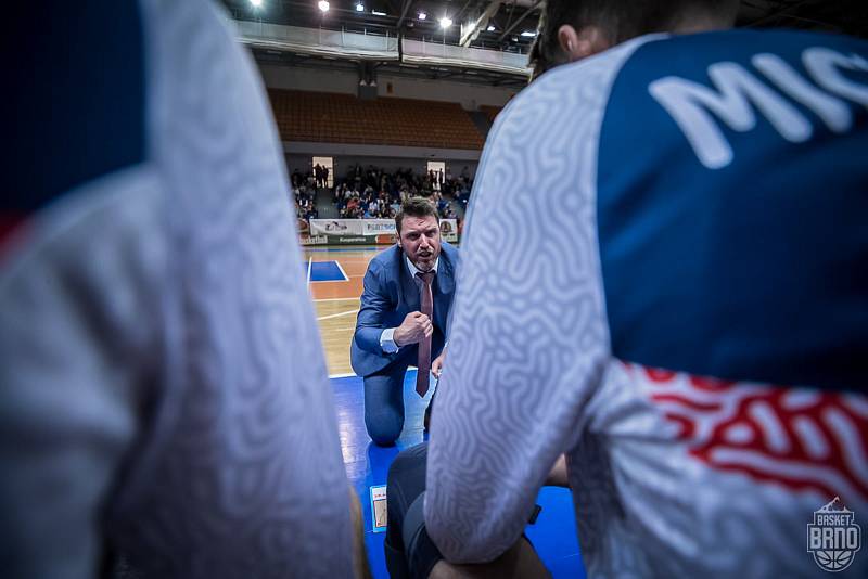 Brněnští basketbalisté (v bílém) oslavili postup do semifinále, když zdolali 4:3 na zápasy Pardubice.