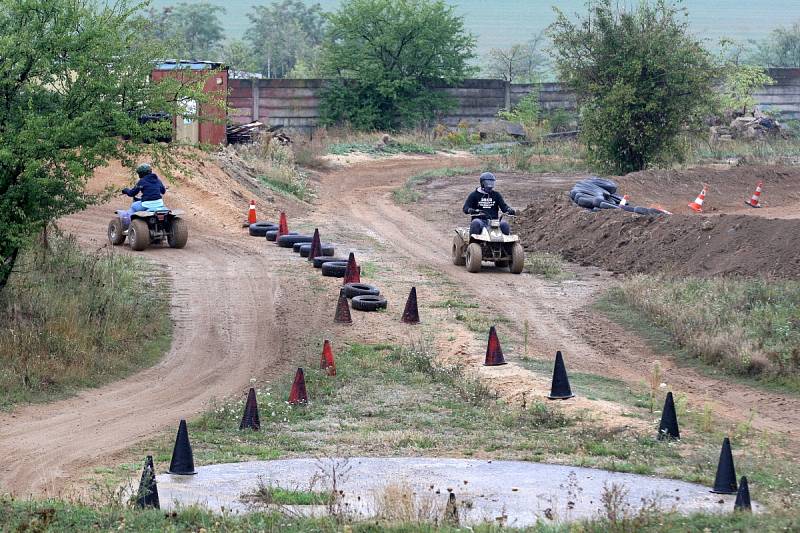 Army Day v Ořechově na Brněnsku. Zájemci se projeli v obrněném transportéru, lidé hráli i paintball.