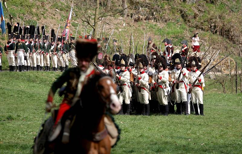 Rekonstrukce bitvy z roku 1805 mezi francouzskými Napoleonovými vojsky a vojáky Ruského impéria a Rakouského císařství, kteří bránili hrad Veveří.