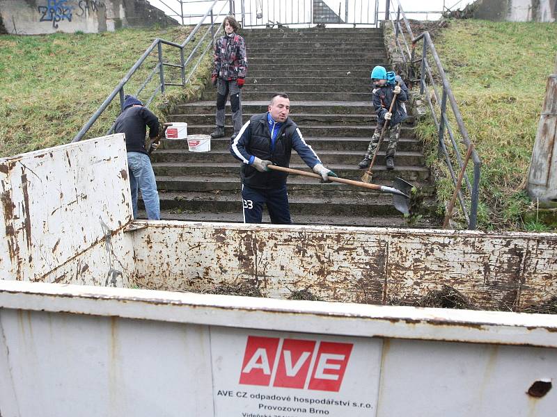 Mlha, déšť, bláto a vítr. Tak vypadá nedělní dopoledne v Brně. Nic z toho však neodradí skalní fanoušky brněnského fotbalového klubu Zbrojovka, aby přišli a přiložili ruku k dílu. Společnými silami se totiž snaží opravit legendární stadion Za Lužánkami.