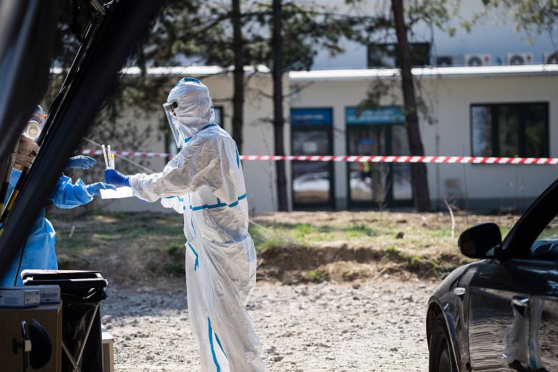 Medici z Masarykovy univerzity, kteří pomáhají při odběru vzorků dostali nový přístřešek. Peníze na jeho pořízení pocházejí z veřejné sbírky.