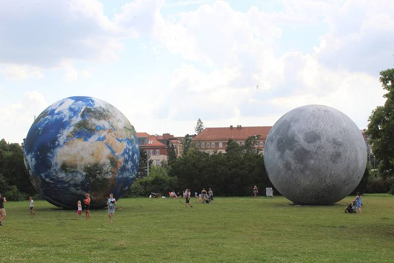 Nafukovacího Měsíce a Země se už lidé v Brně dotknout mohli. Nyní je čeká Mars.