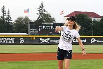 Tereza Fajksová čestným nadhozem zahájila finále Českého baseballového poháru.