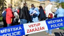 Lidé čekající na odběry na Moravském náměstí v Brně.