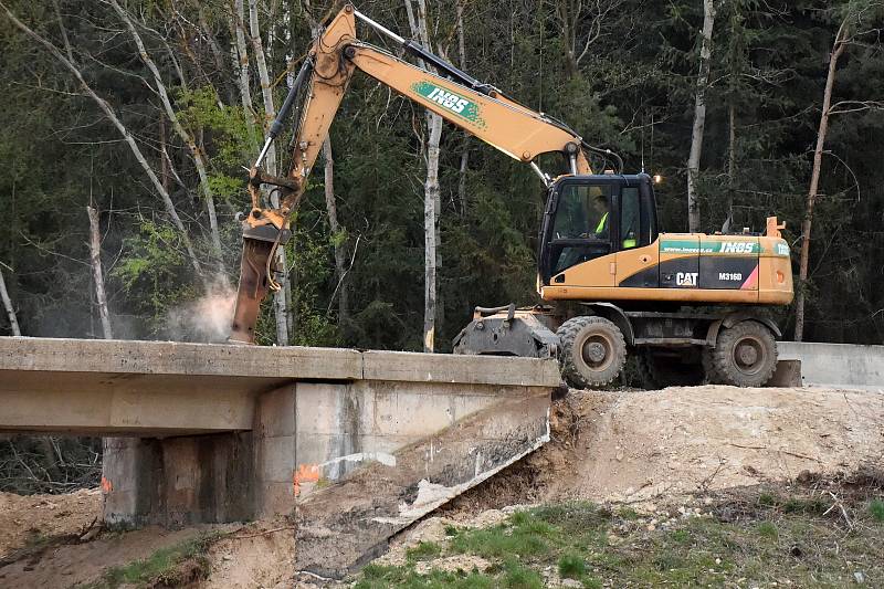 Brno 18.4.2020 - demolice mostu na dálnici D1