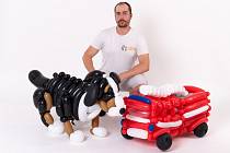 Tomáš Okurek z Brna má netradiční podnikání. Modeluje z balonků zvířata, vytvořil třeba i motorky a další výrobky.