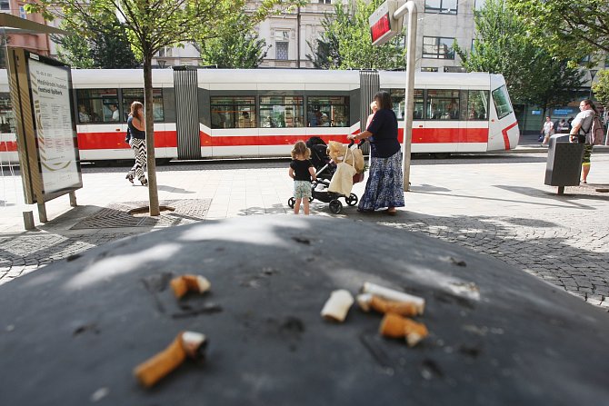 Popelníky v Brně, které kuřáci málo využívají, by mohly nahradit hlasovací schránky. Autor návrhu bojuje za čistější zastávky.