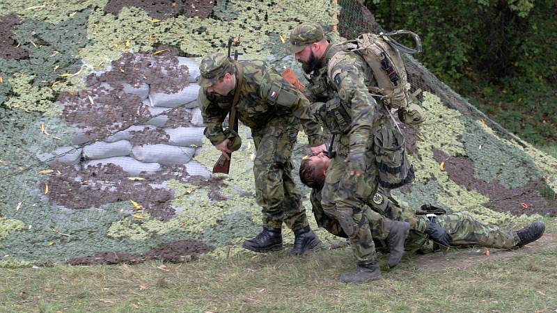 V areálu rozvodny v Sokolnicích na Brněnsku ve středu cvičili zásahy vojáci, policisté a záchranáři Českého červeného kříže.