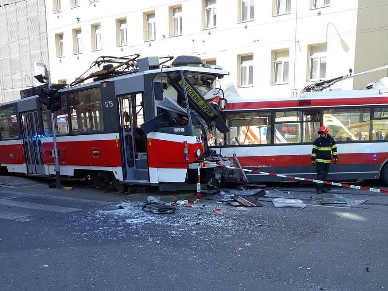 Trolejbus a tramvaj se srazily v pondělí odpoledne v brněnské Křenové ulici.