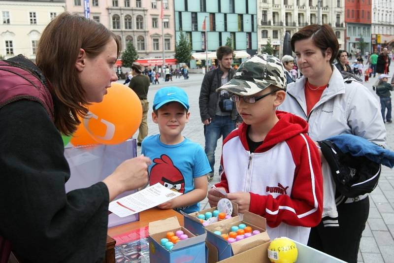 Děti v neděli odpoledne na brněnském náměstí Svobody plnily nejrůznější úkoly