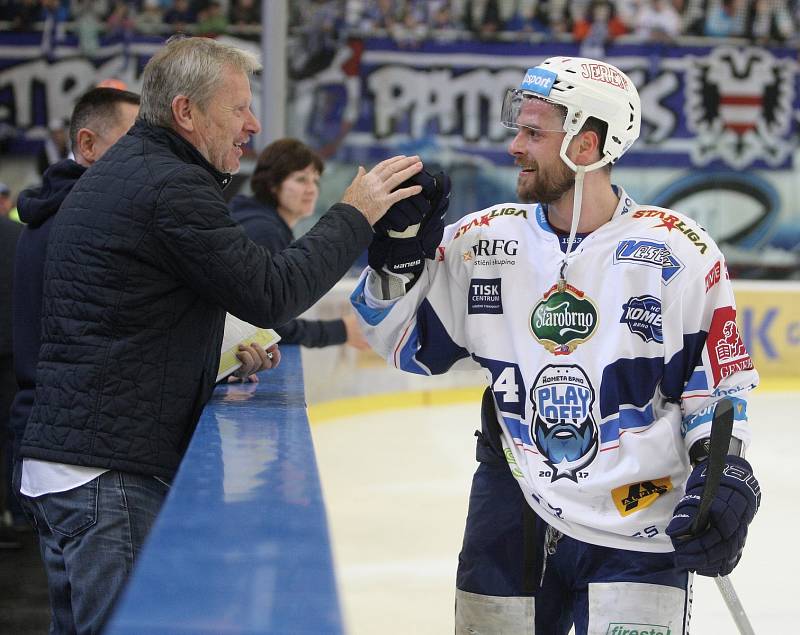 Hokejisté brněnské Komety doma udolali po víc než 77 minutách hry Hradec Králové. Rozhodující trefu a vstupenku do finále extraligy vystřelil v prodloužení na 2:1 Hynek Zohorna.