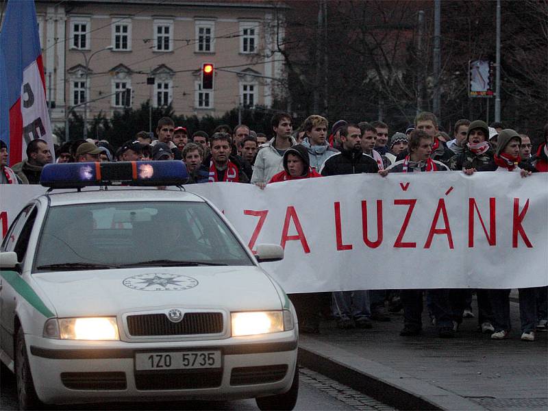 Fotbaloví fanoušci pochodovali Brnem