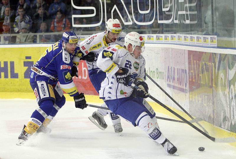 Hokejisté brněnské Komety (v bílém) porazili Zlín 2:0.