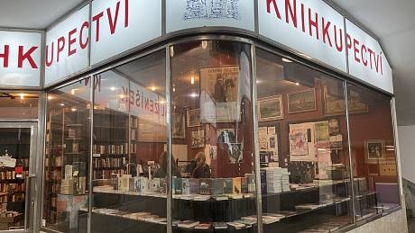 Po více než osmnáct letech působení v Alfa Pasáži vyklízí Michal Ženíšek své knihkupectví.