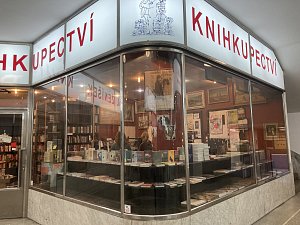 Po více než osmnáct letech působení v Alfa Pasáži vyklízí Michal Ženíšek své knihkupectví.