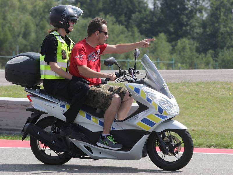 Pilotního kurzu zaměřeného na jízdu na skútru v městském provozu se v pondělí účastnilo patnáct brněnských strážníků, na Masarykově okruhu je školil závodník Karel Abraham a testovací jezdec Karel Táborský.