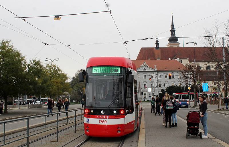 Nová obousměrná tramvaj Škoda 45T jezdí ve zkušebním provozu v brněnských ulicích. Zatížená, ale zatím bez lidí.