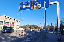 Nyní ještě auta po mostě v brněnské Merhautově ulici projedou, 14. února tam však začne platit úplná uzavírka.
