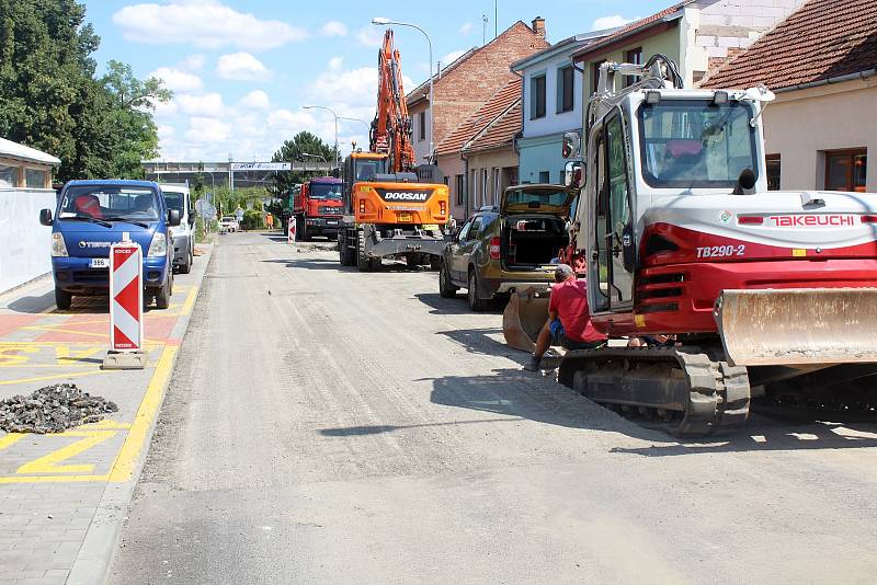 Nedávno opravenou Bohunickou ulici v Brně znovu rozkopali. Kvůli nerovnosti na silnici.