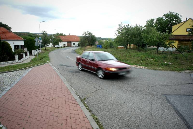 Víc než sedm let čekají řidiči projíždějící přes Oslavany na Brněnsku ve směru na Rapotice na opravu posledního úseku hlavní silnice číslo 393. Mimo špatného stavu Hybešovy ulice trápí lidi i stav kanalizace a potrubí.