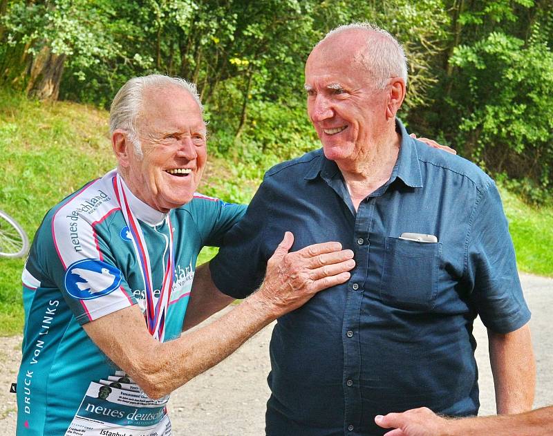 Jubilant Pavel Doležel (vpravo) si s předstihem připil  k narozeninám při Milčově kolečku v Bosonohách s někdejším skvělým východoněmeckým cyklistou Gustavem-Adolfem Schurem, dvojnásobným vítězem závodu amatérů na mistrovství světa v silniční cyklistice.